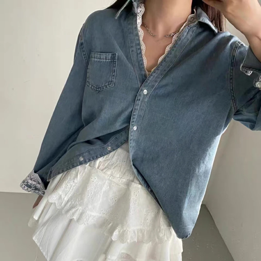【BAI】韩系V领拼接蕾丝花边牛仔衬衫女设计感上衣25049