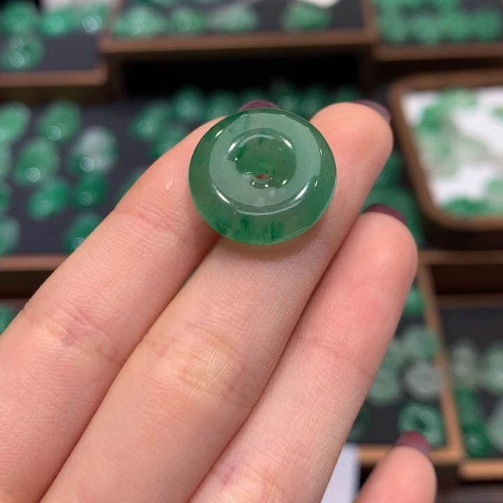 石英质玉（非洲翠）未镶嵌颈饰扣子