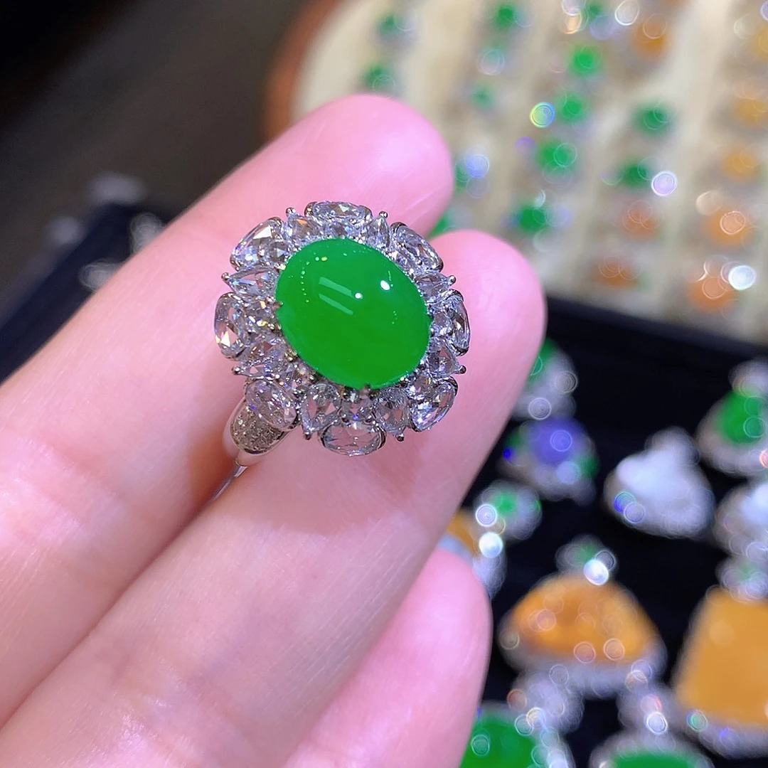 翡翠18K金镶嵌戒指高冰满绿阳绿蛋面