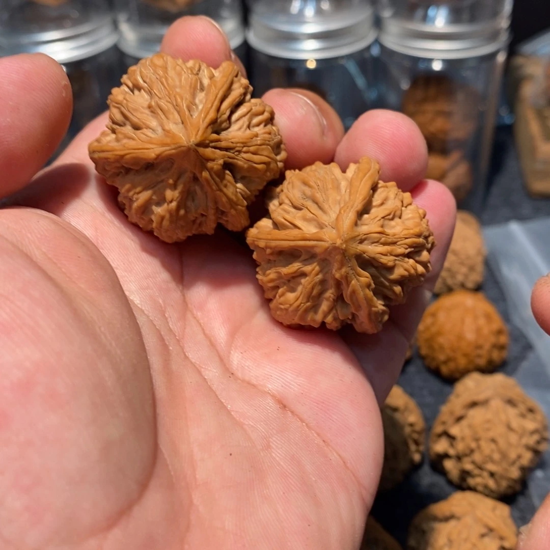 文玩核桃吊坠纹山三棱