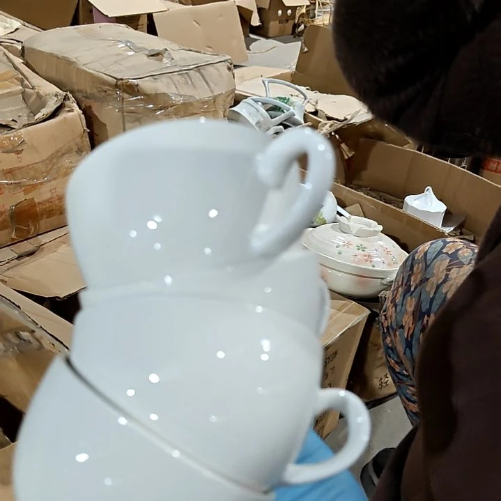 摆件盘子碗茶壶啥都有