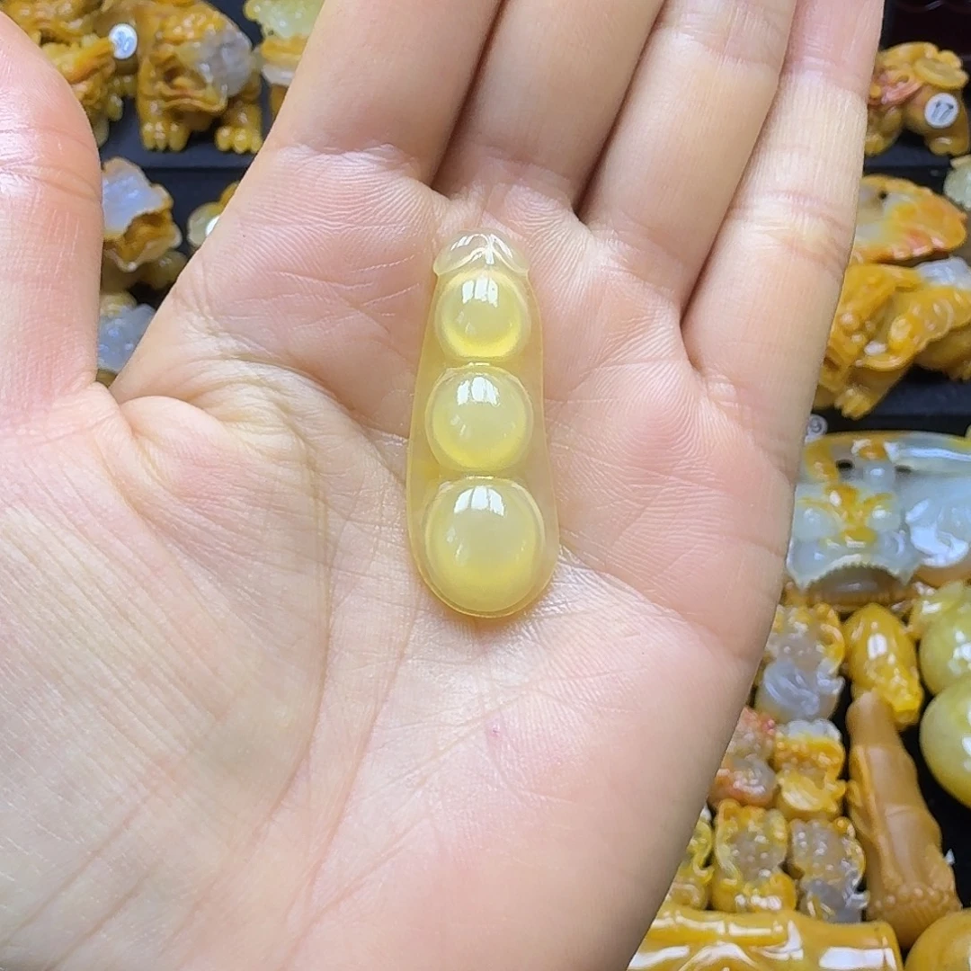 石英质玉（黄龙玉）未镶嵌颈饰