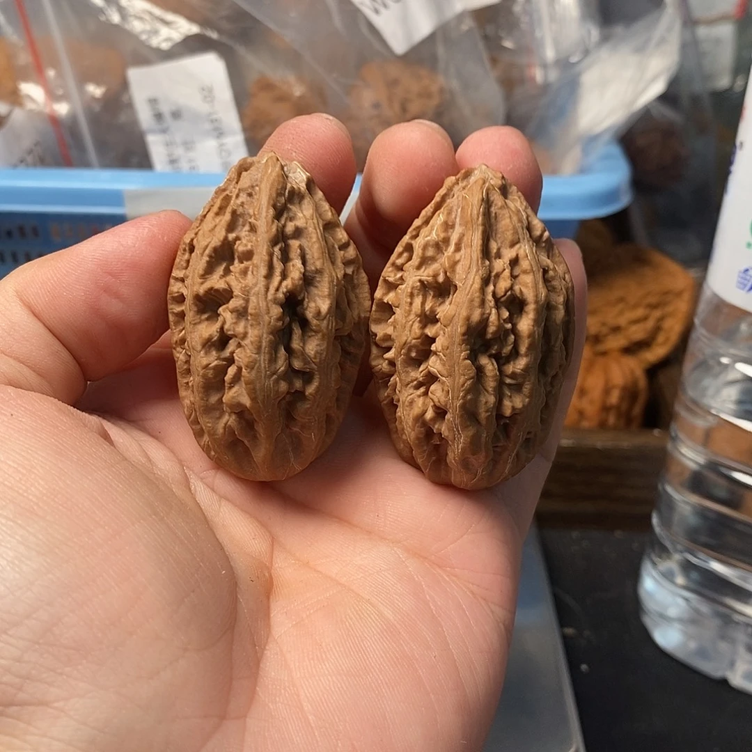 1文玩核桃龙纹瓜条52-423