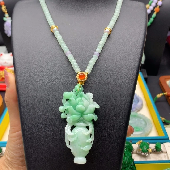颈饰未镶嵌翡翠翡翠花瓶