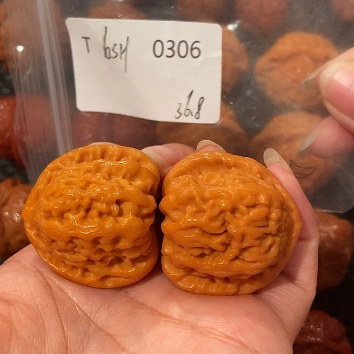 文玩核桃吊坠白狮子36.8