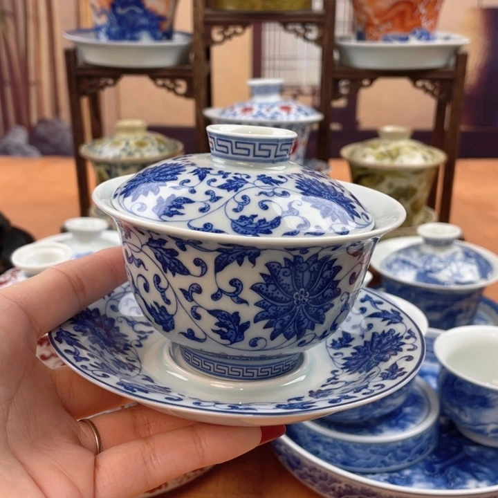 善***钱摆件陶青花缠枝莲元宝盖碗微瑕