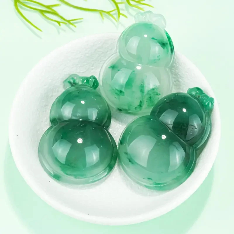 天然A货非洲翠飘绿葫芦吊坠（石英质玉多样性发其一）