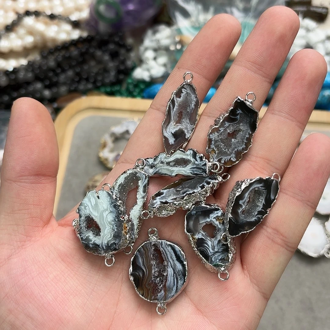 玛瑙/玉髓未镶嵌珠宝半成品羽毛晶洞一颗
