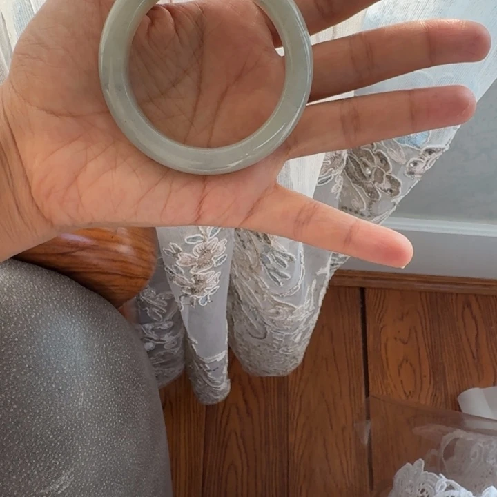 印***店和田玉（糖玉）未镶嵌手镯