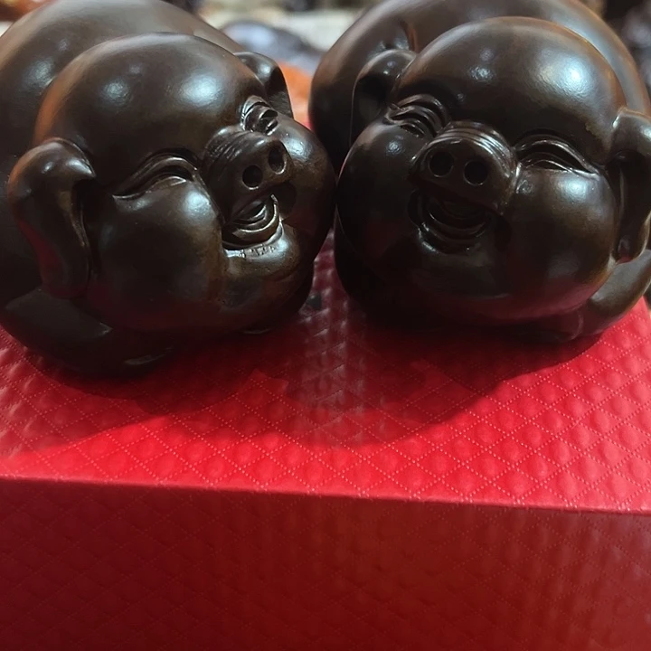 木黑檀木雕刻一对福猪摆件