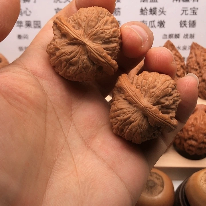 把件文玩核桃来**A白狮子，边38，边有修