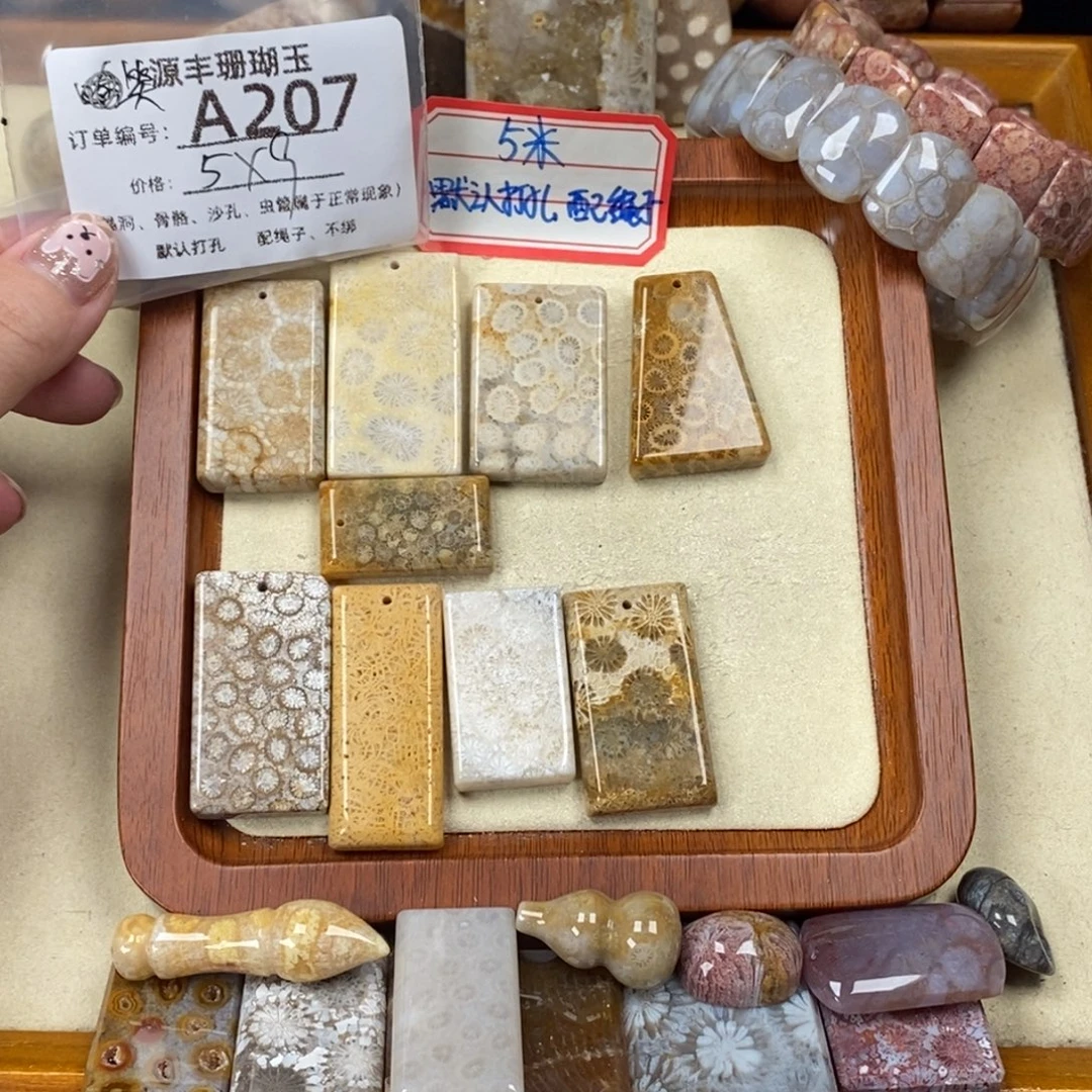 笑***哈未镶嵌颈饰硅化玉