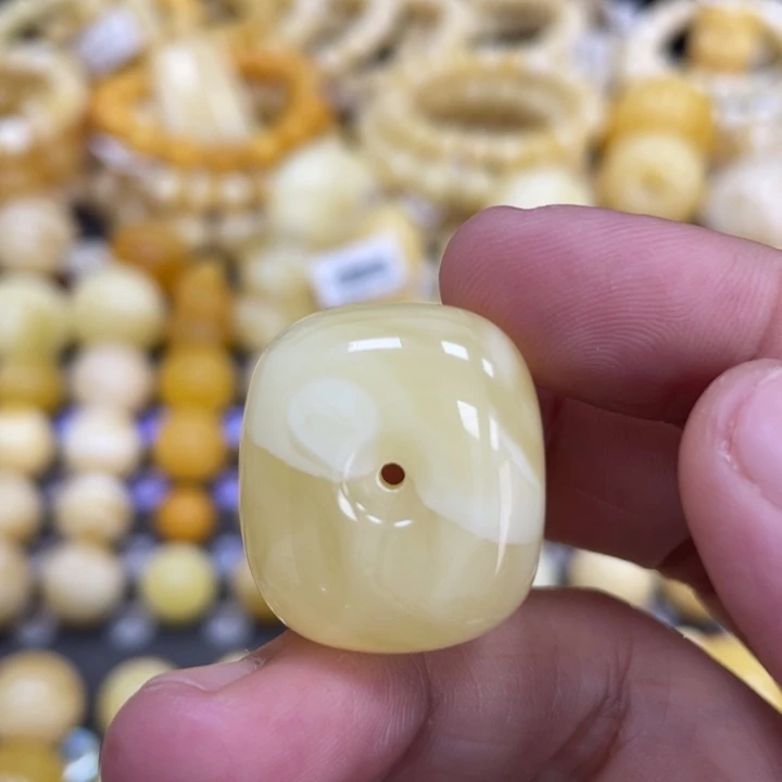 蜜蜡未镶嵌裸石24*21*13mm花粉 藏扣