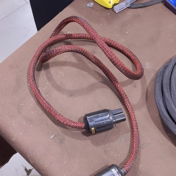 8新深红色电源线，成色如图