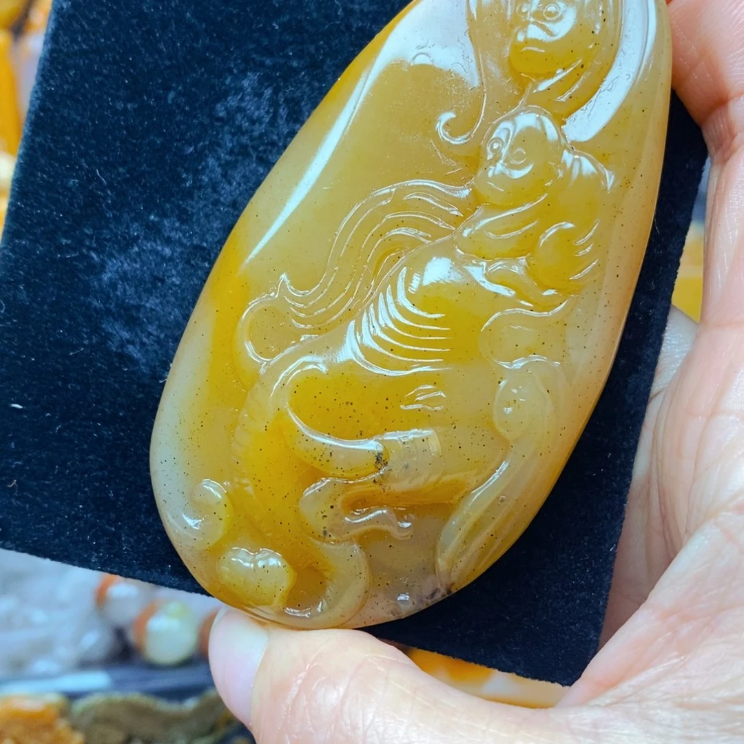 未镶嵌石英质玉（黄龙玉）颈饰