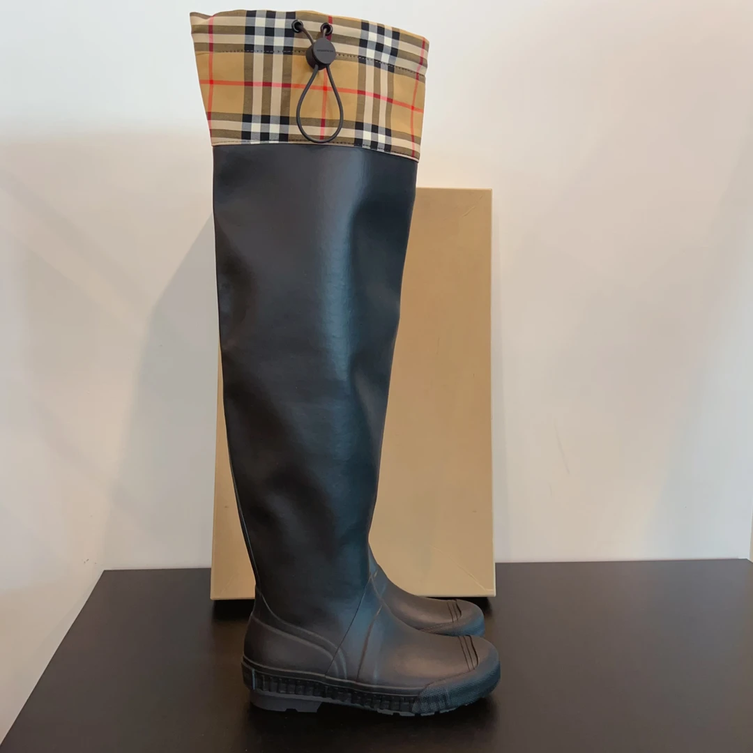 未使用 BURBERRY/博柏利  靴子尺码36成色看直播 GSH0436