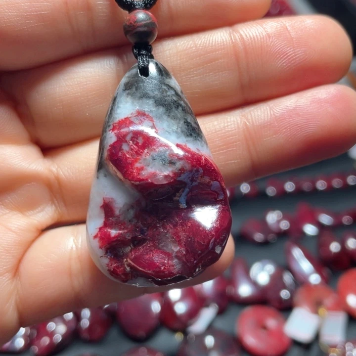 天然辰砂原石晶体吊坠