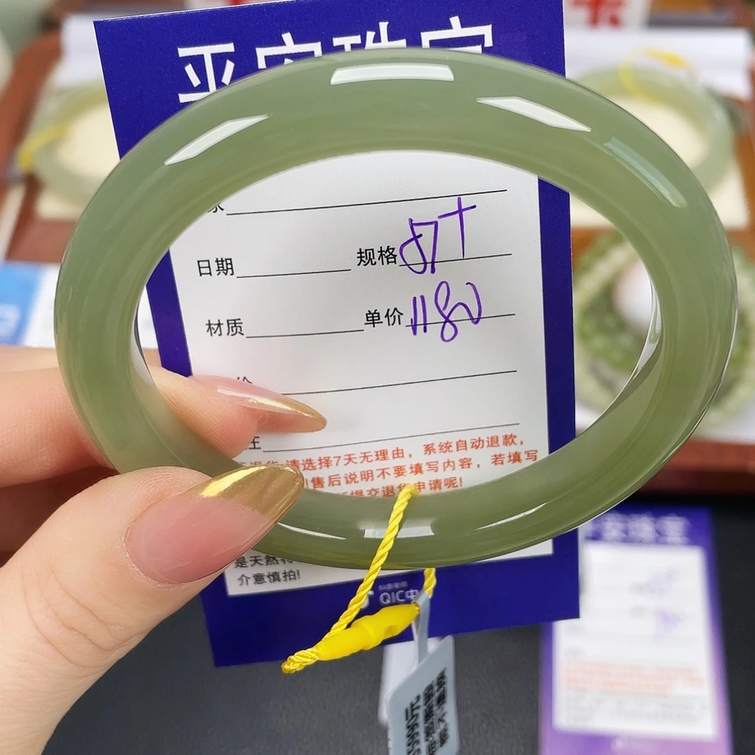 和田玉未镶嵌手镯