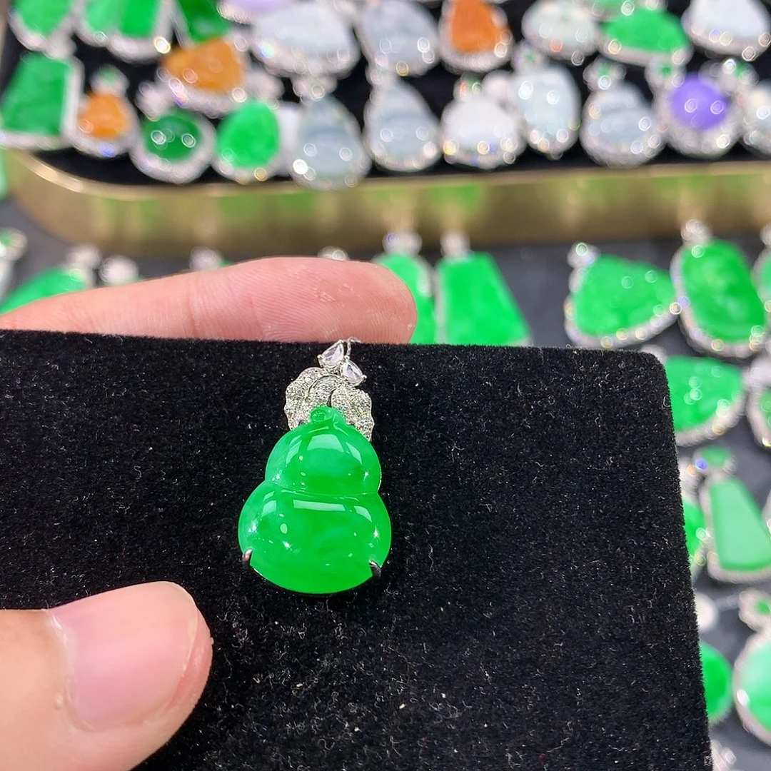 翡翠18K金镶嵌颈饰