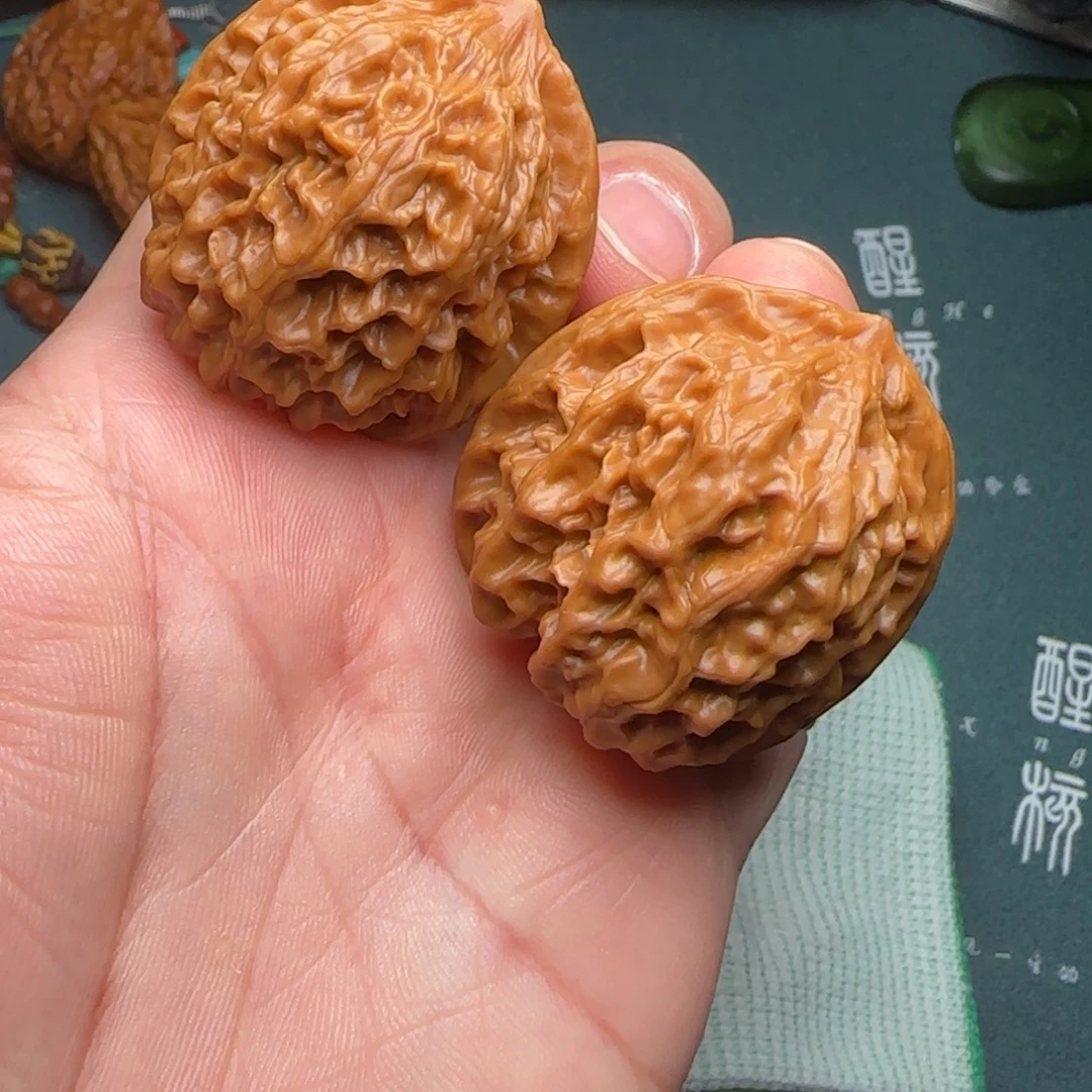 文玩核桃吊坠野牛