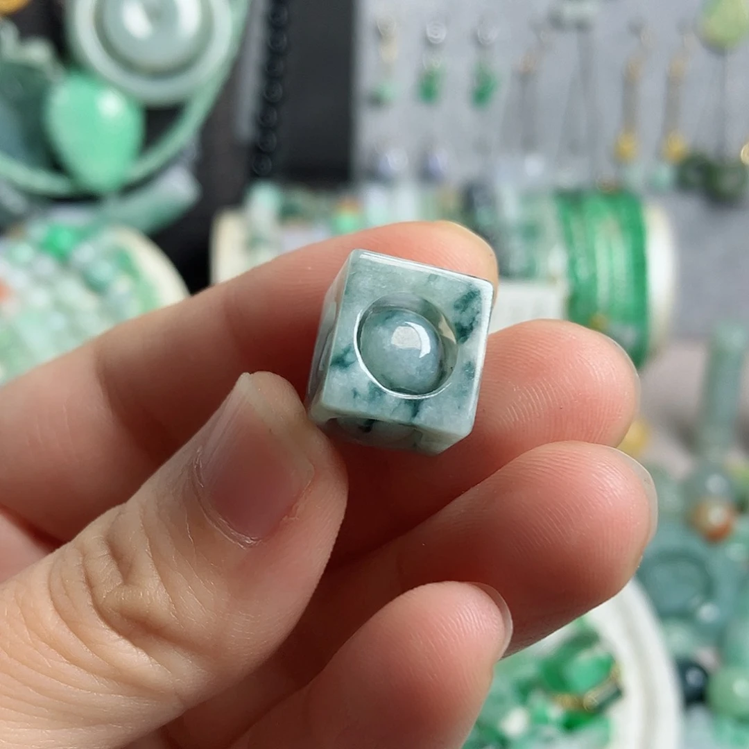 翡翠颈饰未镶嵌转运珠