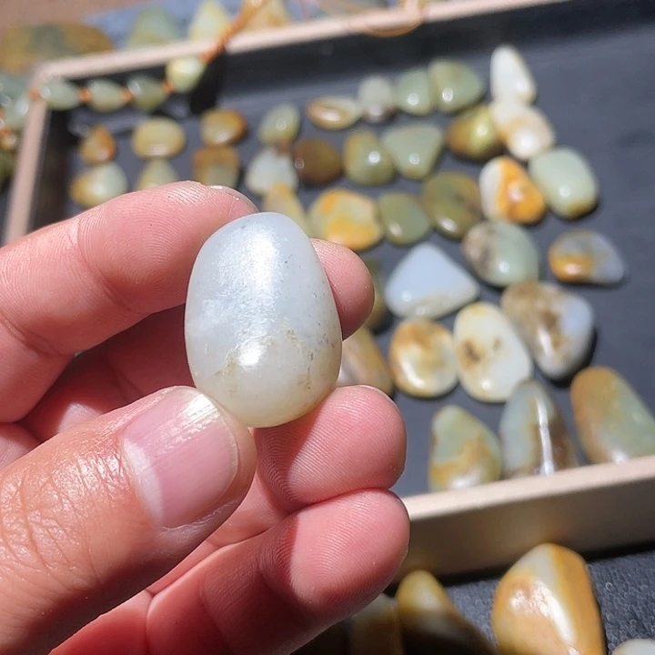 攸***.和田玉未镶嵌颈饰