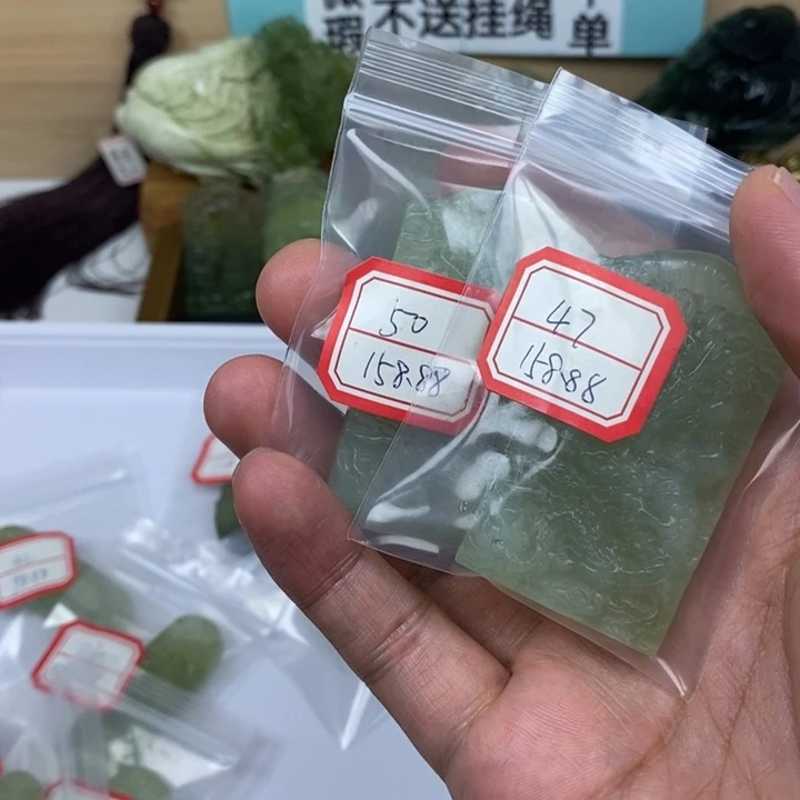 为***候未镶嵌蛇纹石玉颈饰