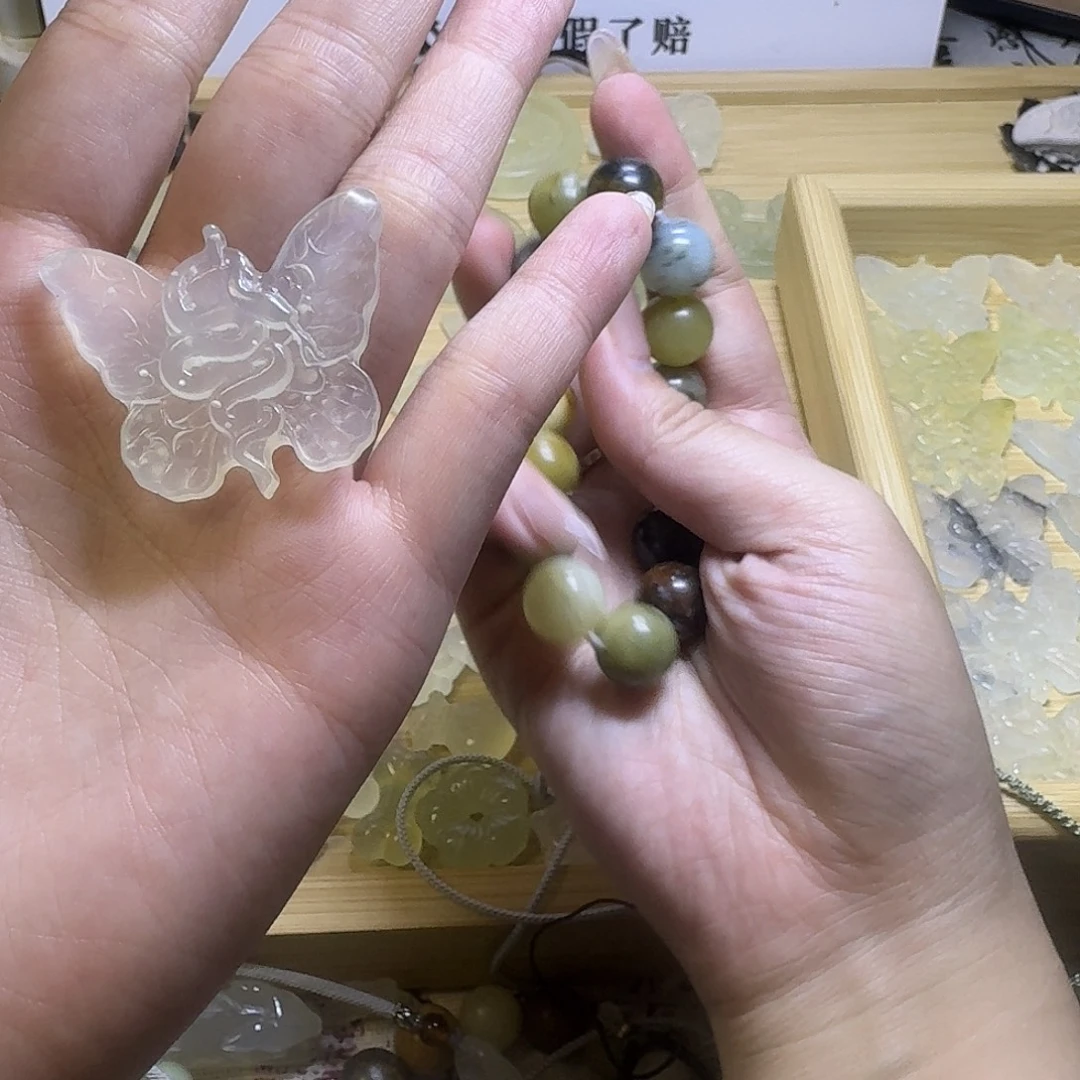 岁***粮合金蛇纹石玉颈饰