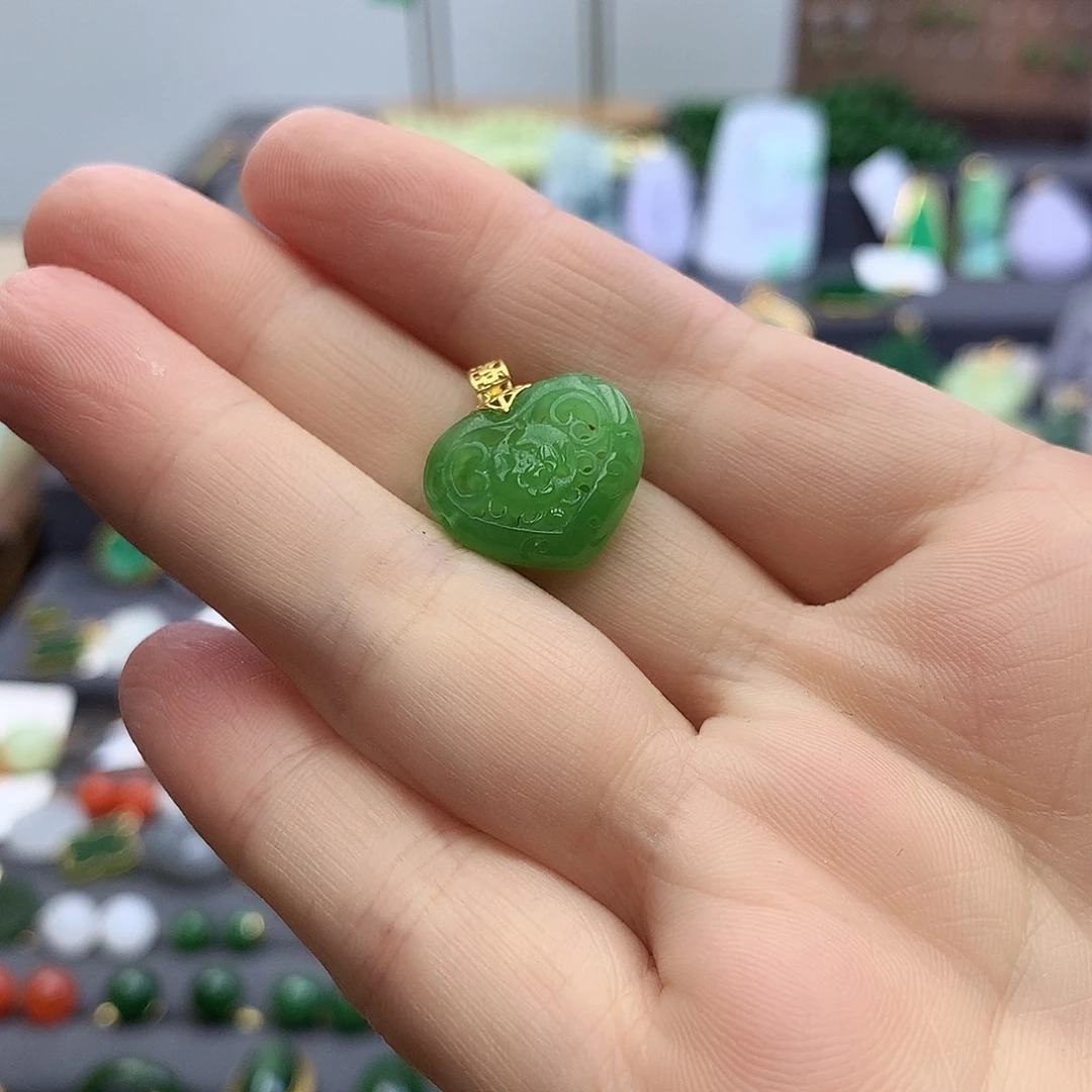 颈饰18K金镶嵌和田玉（碧玉）