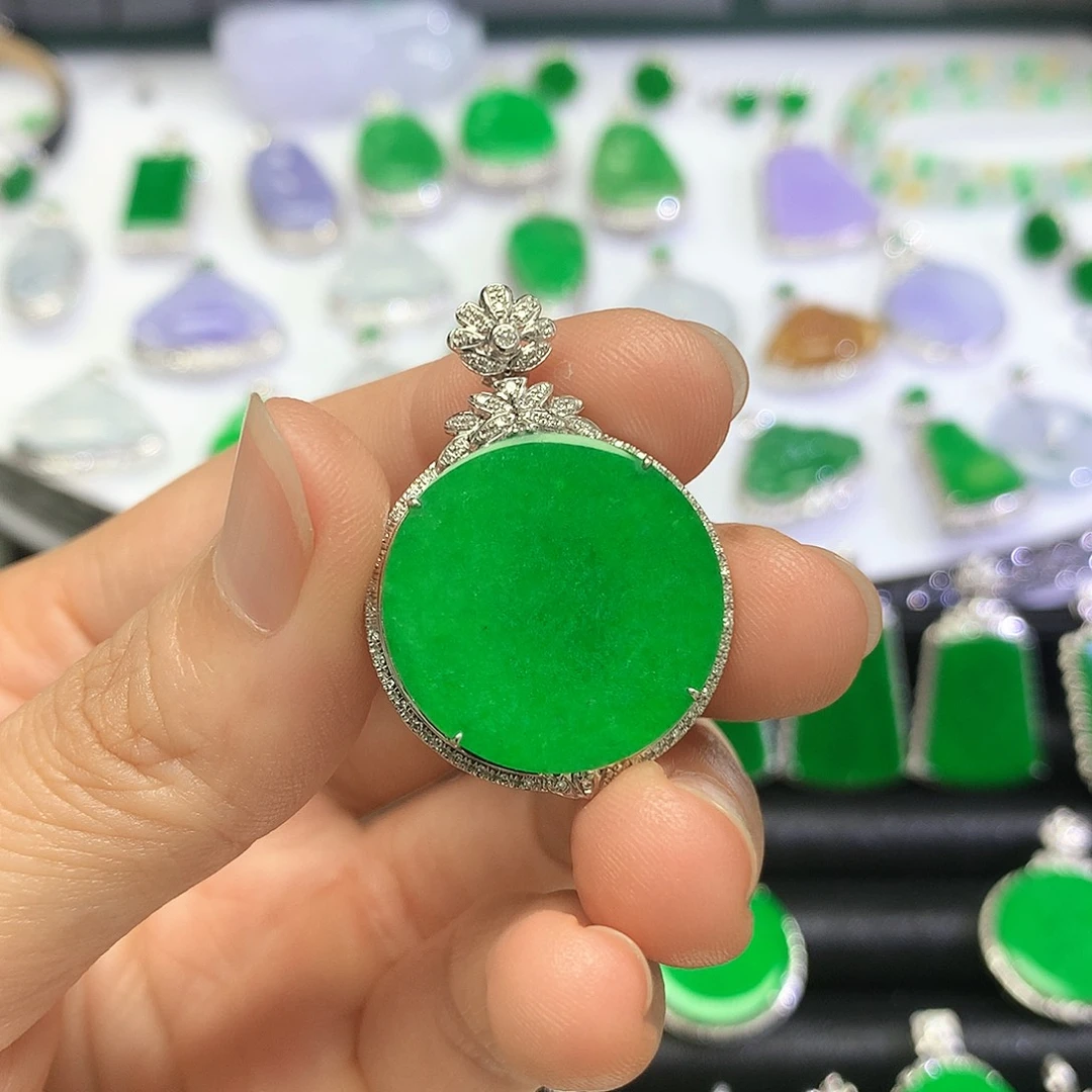 颈饰18K金镶嵌翡翠吊坠