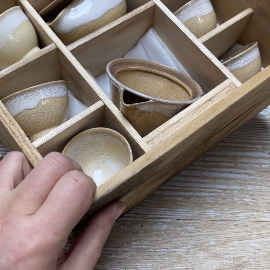 瓷片C**o密密麻麻地排列着一个