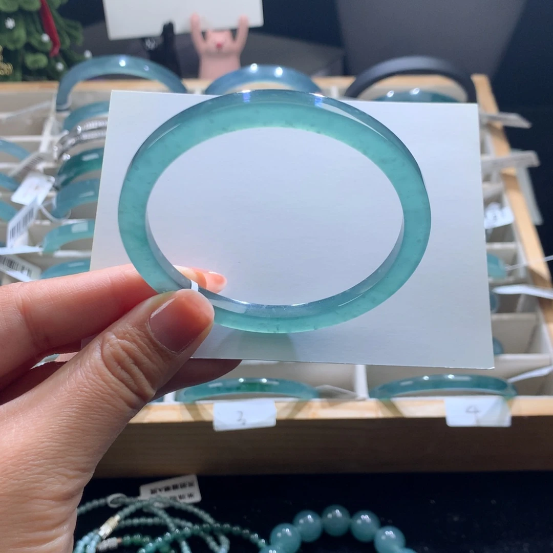 翡翠未镶嵌手镯冰蓝水