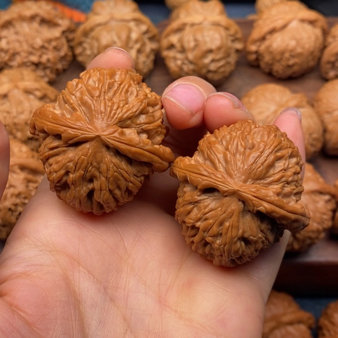 文玩核桃吊坠40红皮球白