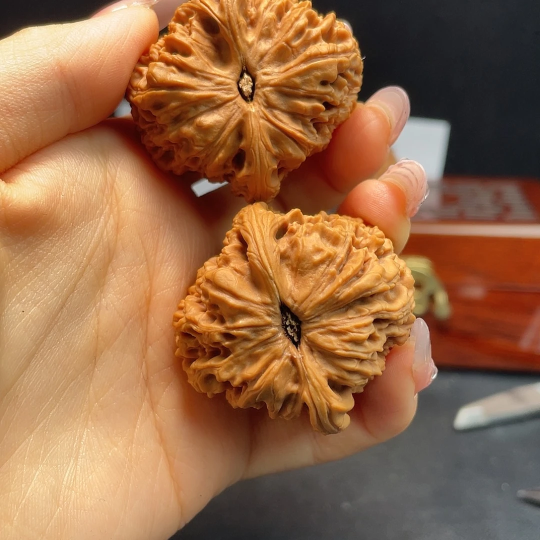烬***南文玩核桃把件南疆石42尺