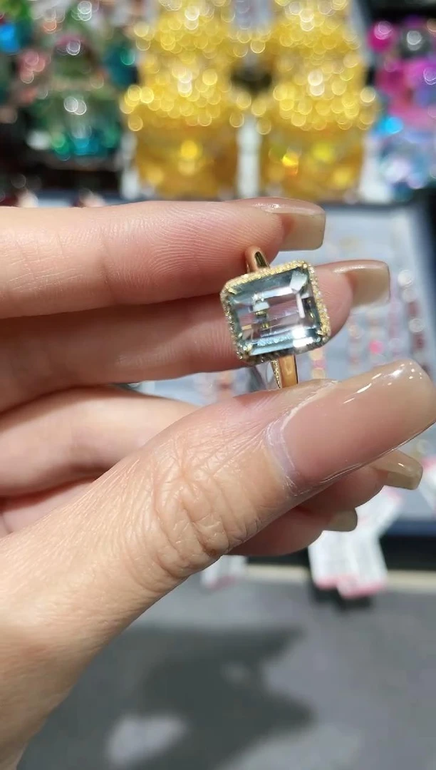 18K金镶嵌海蓝宝石戒指