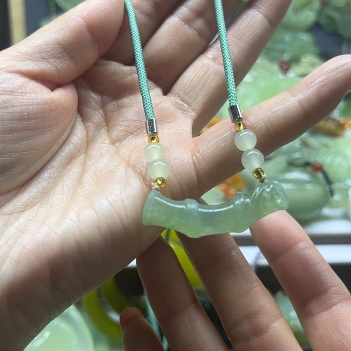 蛇纹石玉未镶嵌颈饰