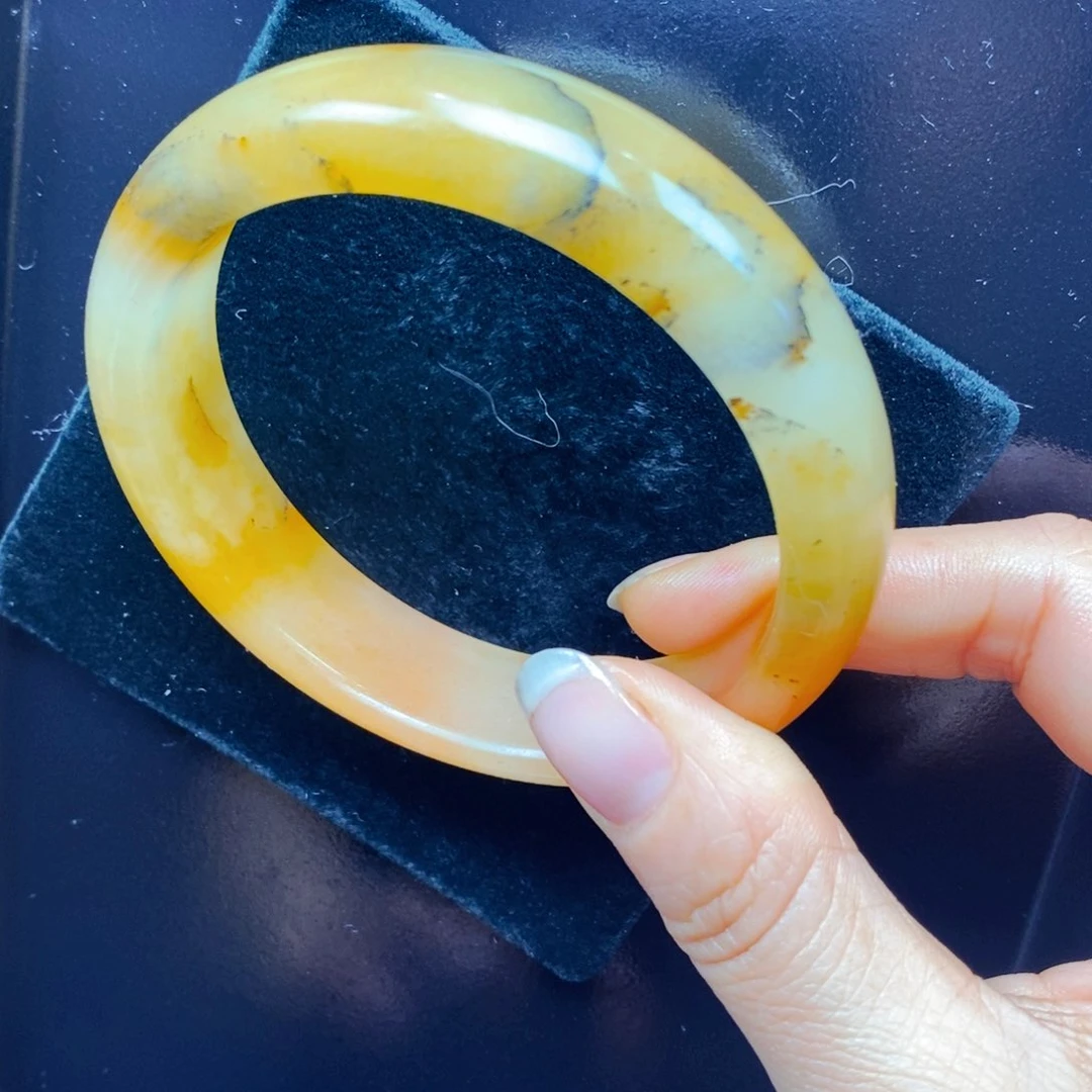 未镶嵌石英质玉（黄龙玉）颈饰