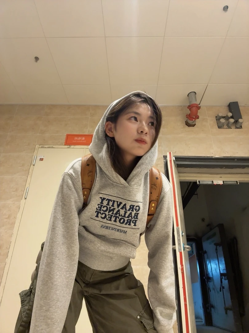 灰色短款连帽卫衣女2025新款正肩显瘦美式复古灰色高级感百搭外套