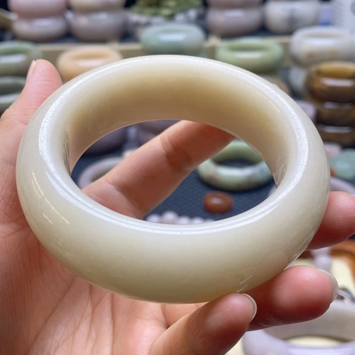 石英岩玉未镶嵌手镯