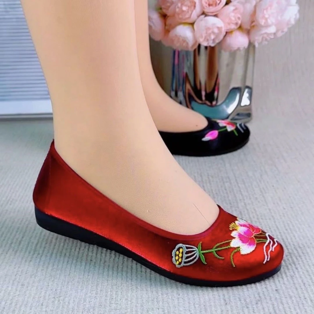 老年通用女鞋女绣花布鞋时尚防滑透气浅口纯色防臭坡跟单鞋休闲