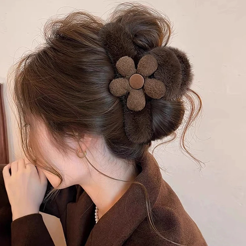 秋冬棕色花朵毛绒抓夹女后脑勺发夹高级感盘发鲨鱼夹2025新款发饰