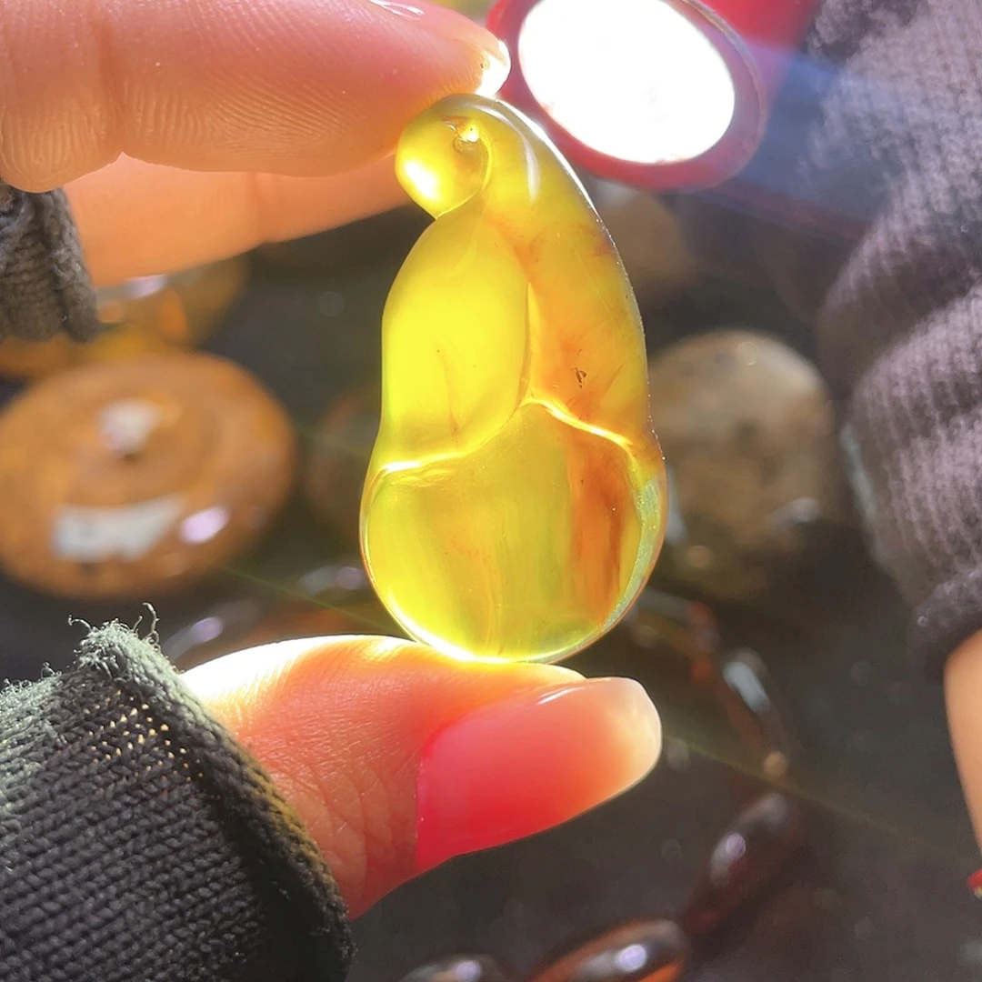 琥珀裸石未镶嵌。