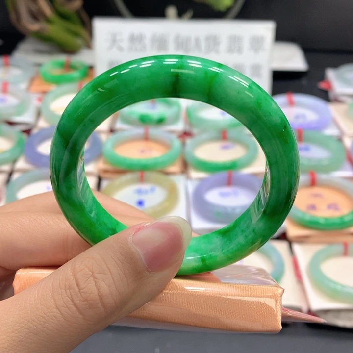 翡翠手镯未镶嵌翡翠