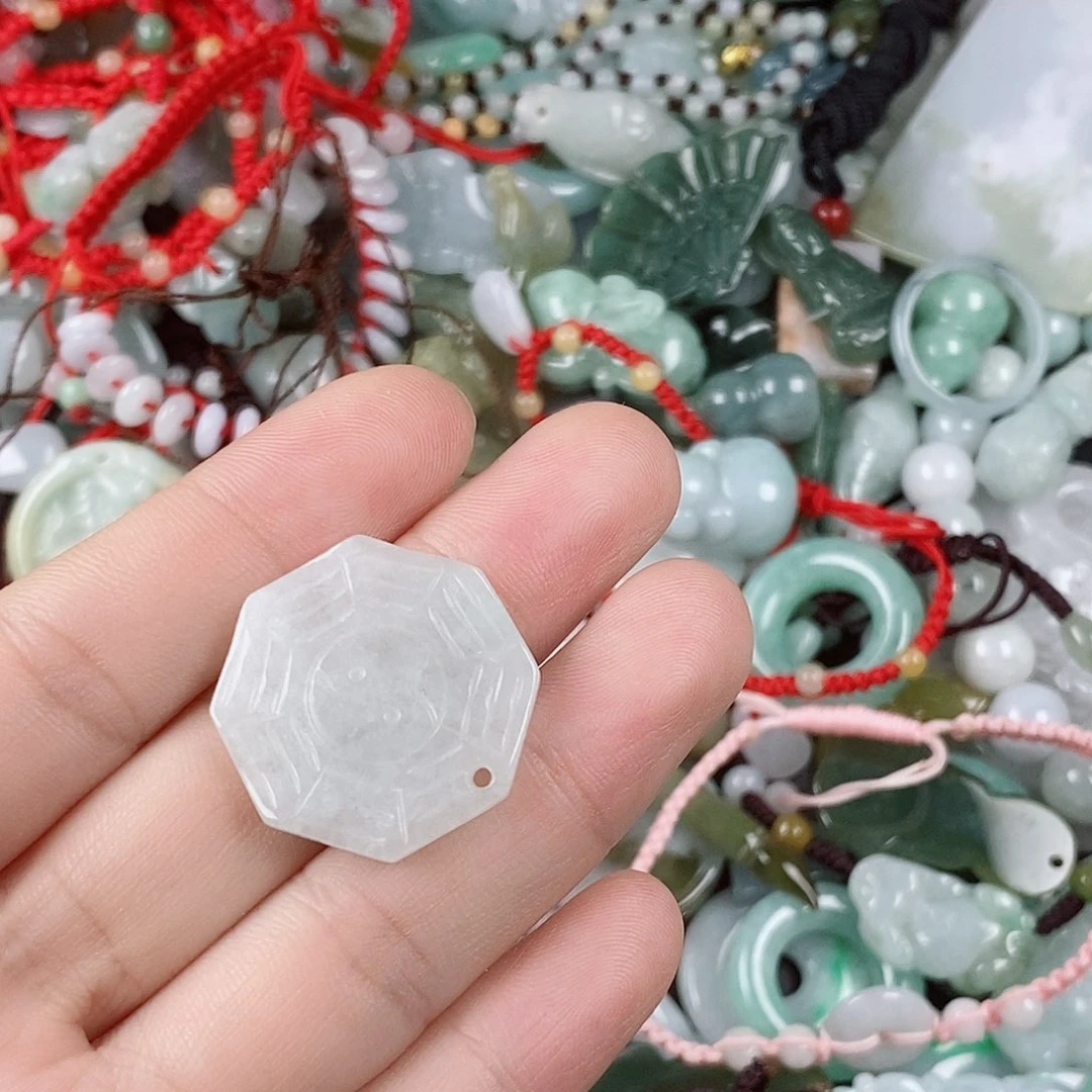 翡翠未镶嵌颈饰八卦