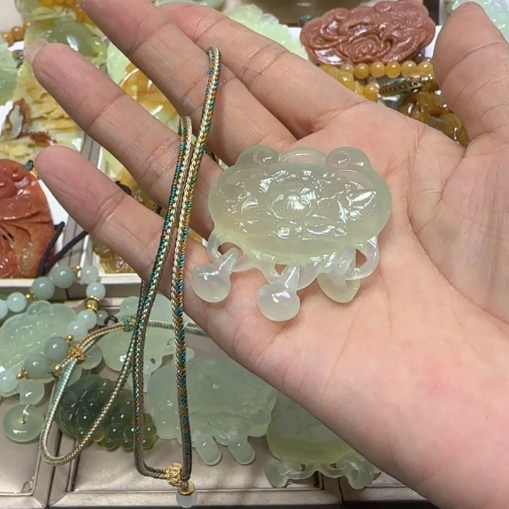 蛇纹石玉吊坠未镶嵌