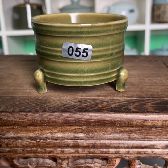 杯055葱绿釉三足弦纹樽微微不完美