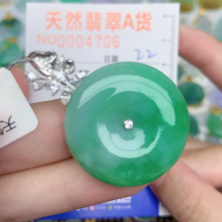 颈饰18K金镶嵌翡翠扣
