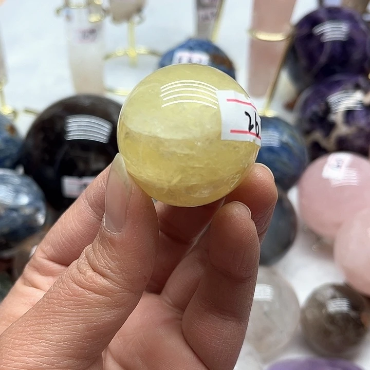 黄晶67克黄水晶球未镶嵌