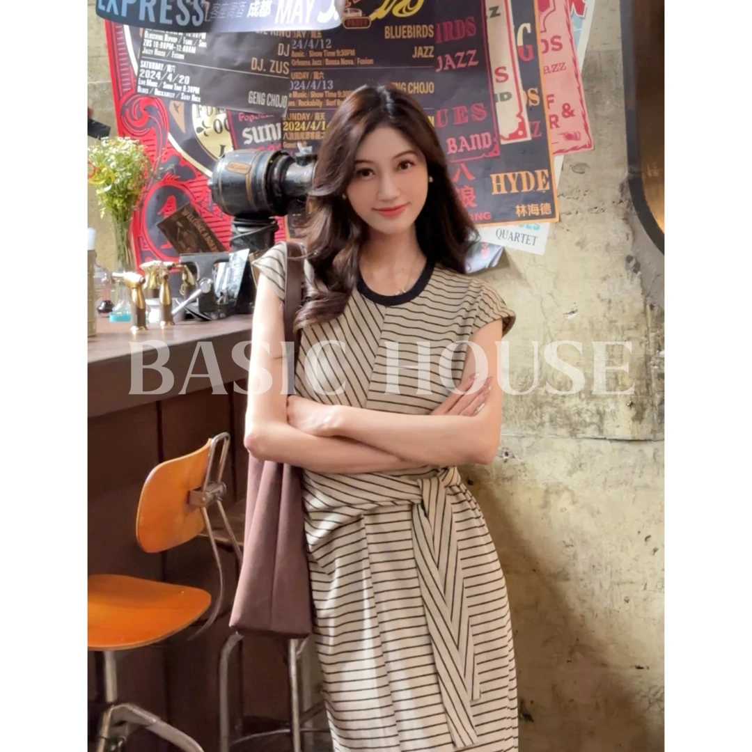 Basic House/百家好夏季新款休闲显瘦时尚法式气质高级连衣裙女V