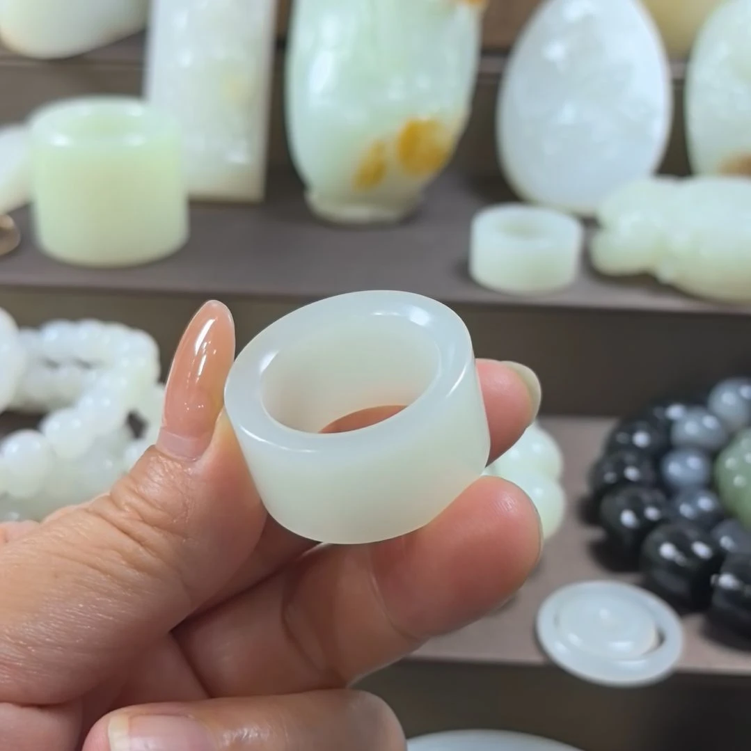 莪***宝颈饰未镶嵌和田玉